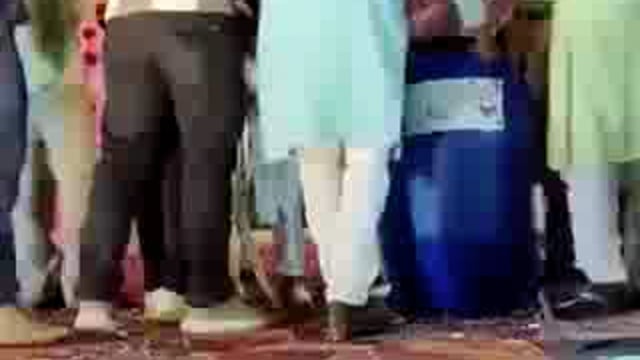 शादी समारोह के दौरान जयमाला स्टेज पर ब्लू ड्रम गिफ्ट में दिए जाने का मामला सामने आया है। इसका वीडियो सोशल पर वायरल।