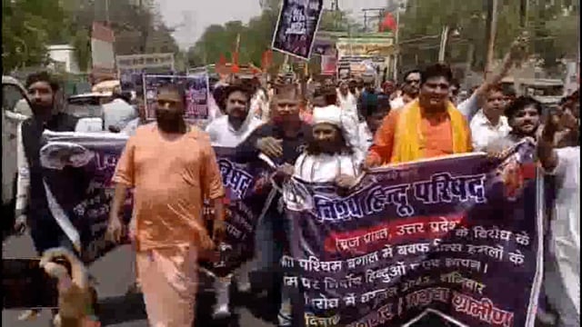 पश्चिम बंगाल में राष्ट्रपति शासन लगाने को विहिप ने जिलाधिकारी को सौंपा ज्ञापन।