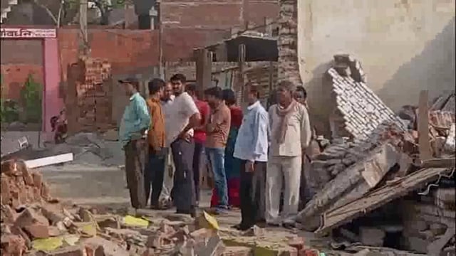 मथुरा के ध्रुव घाट पर नगर निगम की बड़ी कार्रवाई, अवैध कब्जे पर चला बुलडोजर