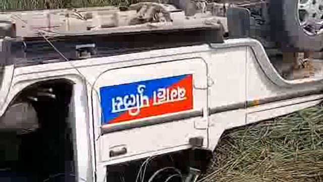 शराब तस्कर को पकड़ने में पीछा कर रही बगहा पुलिस की गाड़ी सड़क किनारे गड्ढे में पलटी बाल बाल बचे पुलिस कर्मी नहीं कोई हताहत