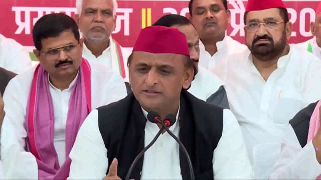 अयोध्या/लखनऊ। समाजवादी पार्टी के राष्ट्रीय अध्यक्ष अखिलेश यादव ने भाजपा पर तीखा प्रहार करते हुए कहा कि समाजवादियों ने अयोध्या से साम्प्रदायिक राजनीति को खत्म करने की कोशिश की, लेकिन इसके उलट भारतीय जनता पार्टी और अधिक साम्प्रदायिक होती जा रही है।
#politics