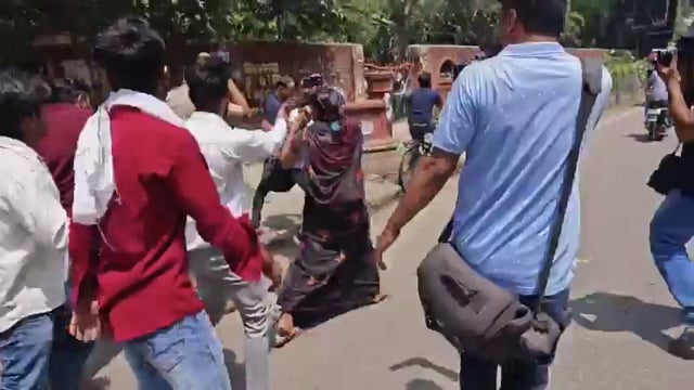 मेरठ में हिन्दू स्वाभिमान परिषद के कार्यकर्ताओं ने ममता बनर्जी सरकार के खिलाफ जोरदार प्रदर्शन किया। प्रदर्शनकारियों ने राज्य सरकार के खिलाफ अपनी नाराजगी जताते हुए विरोध मार्च निकाला।#politics