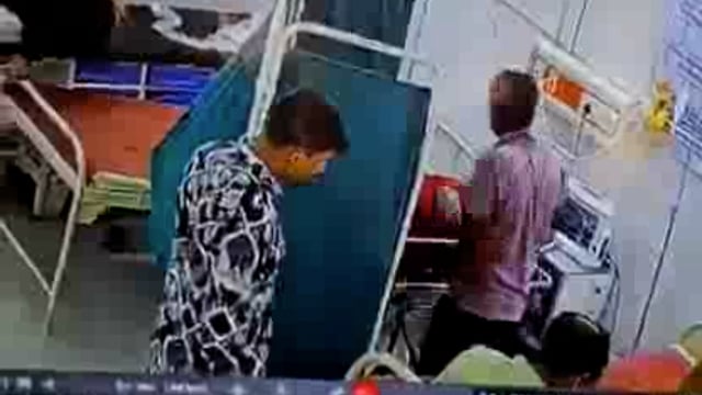 🆚यूपी के शामली में मानवता को शर्मसार करने वाली घटना सामने आई है, हादसे का शिकार हुई विवाहिता की मौत के बाद उसके शव से वार्ड ब्वॉय ने सोने के कुंडल निकाल लिए !!
शव से कुंडल गायब देख परिजनों ने सीएमएस से शिकायत की। इस पर आसपास लगे सीसीटीवी कैमरों की जांच कराई गई तो वार्ड ब्वॉय चोरी करता नजर आया। घटना के बाद आरोपी अस्पताल से फरार हो गया। सीएमएस ने थाने में आरोपी के खिलाफ तहरीर दी है !!
बाबरी क्षेत्र के गांव हीरनवाड़ा निवासी 26 वर्षीय श्वेता पत्नी सचिन कुमार की शनिवार को सड़क हादसे में मौत हो गई थी। विवाहिता के शव को जिला संयुक्त चिकित्सालय में ले जाया गया। सूचना पर पहुंची बाबरी थाने की महिला पुलिस शव को पोस्टमार्टम के लिए भेजने से पहले चोट और गहनों की जांच कर रही थी। शव से कुंडल नहीं मिलने पर परिजनों ने पुलिस पर ही कुंडल गायब करने का आरोप लग गया !!
इसके बाद इमरजेंसी कमरे की जांच कराते हुए साफ सफाई कराई गई। तभी वार्ड ब्वॉय विजय ने एक कान का कुंडल जमीन पर पड़े होने की बात करते हुए पुलिस को कुंडल सौंप दिया। पुलिस और परिजनों को शक हुआ तो उन्होंने सीएमएस डॉ. किशोर आहुजा से सीसीटीवी कैमरों की जांच कराने की मांग की।