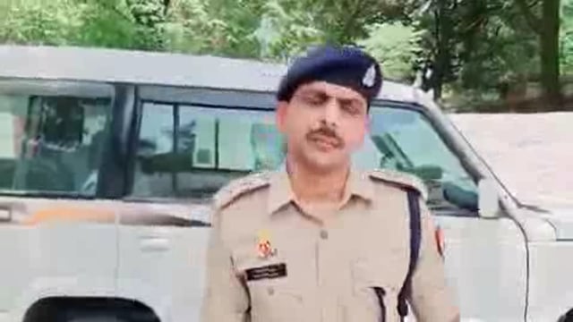 ▶️..प्रयागराज अपडेट 

पत्नी और बेटे ने मिलकर की पति की हत्या
शराब पीने के विवाद में पति की हत्या। लाठी-डंडों से दोनों ने वारदात को अंजाम दिया। पुलिस ने आरोपी पत्नी और बेटे को गिरफ्तार किया। मृतक के शव को पोस्टमार्टम के लिए भेजा गया। 

 घटना मांडा थाना क्षेत्र के मडार की है