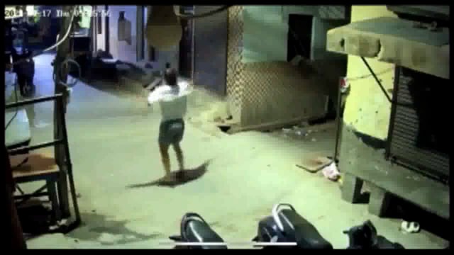 उत्तराखंड के पौड़ी गढ़वाल जिले में एक दुखद घटना सामने आई है, जिसमें एक युवक ने बीच सड़क पर एक्सरसाइज करते हुए अचानक दिल का दौरा (हार्ट अटैक) पड़ने के कारण अपनी जान गंवा दी। युवक की पहचान प्रमोद के रूप में की गई है, जो फिटनेस के प्रति सजग था #politics