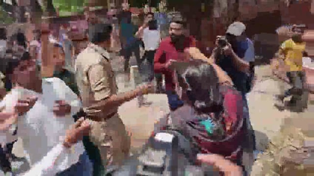 मेरठ में ममता बनर्जी सरकार के खिलाफ प्रदर्शन, यूपी पुलिस सब-इंस्पेक्टर की टोपी उतारी गई#latest_news