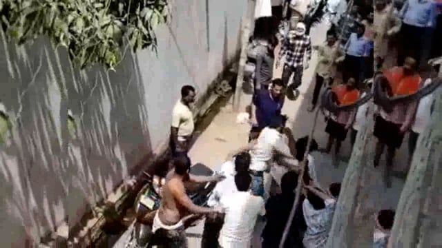 झाँसी बुंदेलखंड विश्वविद्यालय चौकी के पास एक गली में दो लोगों की बेरहमी से पिटाई की वीडियो वायरल