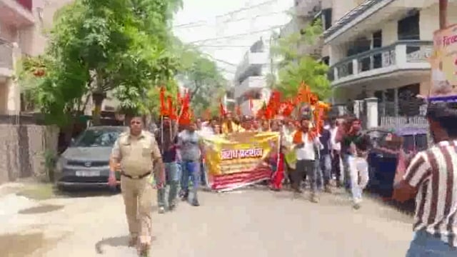नोएडा में बंगाल हिंसा के खिलाफ प्रदर्शन, विहिप कार्यकर्ताओं ने की राष्ट्रपति शासन की मांग#protest