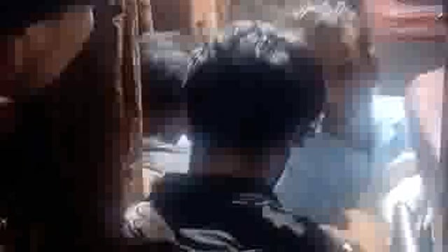 झांसी में लोकमान्य तिलक एक्सप्रेस ट्रेन में यात्रियों के दो गुटों के बीच भिड़ंत और मारपीट का वीडियो सामने आया है। 