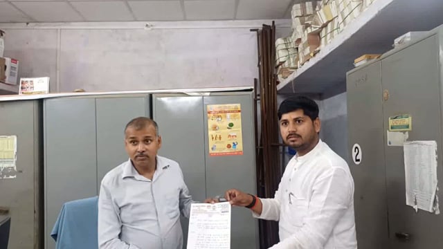 पिनाहट। महंगी पुस्तकों से परेशान छात्रों की , प्रधान  ने उठाई आवाज जिला विद्यालय निरीक्षक आगरा को सोपा ज्ञापन 