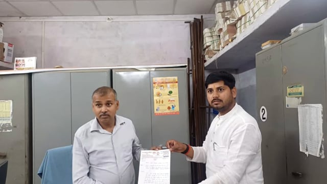 पिनाहट। महंगी पुस्तकों से परेशान छात्रों की , प्रधान  ने उठाई आवाज जिला विद्यालय निरीक्षक आगरा को सोपा ज्ञापन 