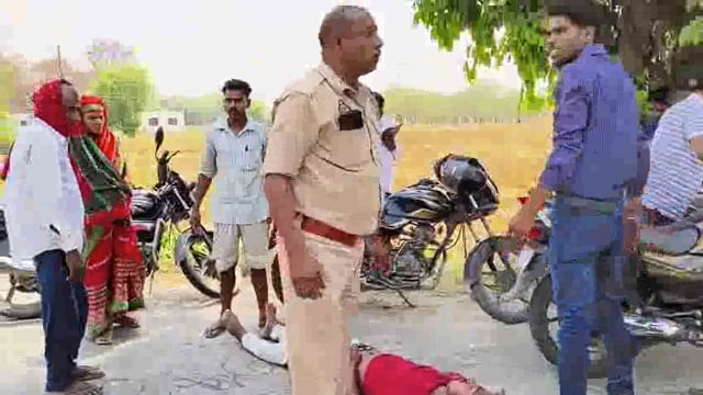 संग्रामपुर थाना अंतर्गत तुलापुर गांव के पास बाइक चालक को कार चालक ने टक्कर मारी युवक घायल डा हालत गंभीर देख किया रे फर