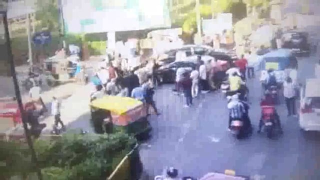 थाना ताजगंज क्षेत्र के फतेहाबाद रोड स्थित TDI मॉल चौराहे पर रविवार को भाजपा नेता की दबंगई का मामला सामने आया। कथित रूप से भाजपा युवा मोर्चा के महानगर अध्यक्ष की गाड़ी ने रेड सिग्नल तोड़ते हुए एक इनोवा कार में जोरदार टक्कर मार दी। घटना का सीसीटीवी फुटेज सोशल मीडिया पर वायरल हो रहा है।#accident