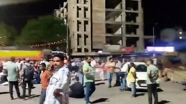 करणी सेना के राष्ट्रीय उपाध्यक्ष विनय सिंह का शव रविवार को संदिग्ध परिस्थितियों में बरामद किया गया। उनके माथे पर गोली लगने का निशान मिला है, जिससे हत्या की आशंका जताई जा रही है।#police