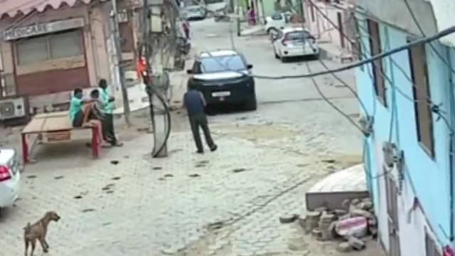 राजस्थान के बीकानेर से एक चिंताजनक और दिल दहला देने वाली घटना सामने आई है, जहां आवारा गाय के हमले में एक बाइक सवार पिता-पुत्री गंभीर रूप से घायल हो गए। घटना का CCTV वीडियो भी सामने आया है, जो सोशल मीडिया पर तेजी से वायरल हो रहा है।#accident