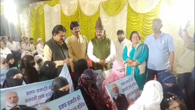 इंदौर में वक्फ बोर्ड संशोधन कानून के समर्थन में मुस्लिम समाज ने केंद्र सरकार का आभार जताया। सांसद शंकर लालवानी ने इस संशोधन के तहत किए गए सुधारों की सराहना करते हुए कहा कि ऑनलाइन पारदर्शिता, शुल्क में कमी और वक्फ बोर्ड की बैठकों में सुधार से वक्फ संपत्तियों का बेहतर प्रबंधन होगा।#politics