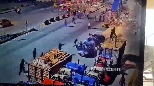 उत्तर प्रदेश के मेरठ में एक शर्मनाक घटना सामने आई है, जहां टोल कर्मचारियों ने बारातियों को दौड़ा-दौड़ाकर पीटा। इस दौरान तीन बाराती गंभीर रूप से घायल हो गए, जबकि बाकी बाराती किसी तरह से भागकर अपनी जान बचाने में सफल हुए।
#police