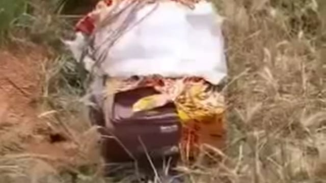 उत्तर प्रदेश के देवरिया जिले में एक भयावह हत्या की घटना सामने आई है, जहां पत्नी और उसके प्रेमी (जो कि उसका भांजा था) ने मिलकर पति की हत्या कर दी। हत्या के बाद, लाश को सूटकेस में पैक कर 50 किलोमीटर दूर जंगल में फेंक दिया गया।
#police