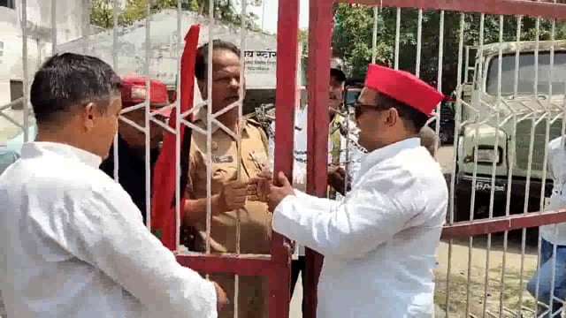 जनपद के बांसी तहसील स्थित मंगल बाजार रामलीला मैदान में अतिक्रमण हटाने की कार्रवाई के विरोध में समाजवादी पार्टी (सपा) नेताओं ने धरना प्रदर्शन किया। प्रदर्शन के दौरान सपा के पूर्व विधायक विजय पासवान समेत कई नेताओं को पुलिस ने हिरासत में ले लिया।#politics