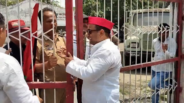 सिद्धार्थनगर: अतिक्रमण हटाने के विरोध में सपा नेताओं ने किया प्रदर्शन, पूर्व विधायक विजय पासवान समेत कई नेता गिरफ्तार#latest_news