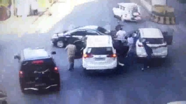 आगरा: सत्ता के नशे में चूर बीजेपी नेता की दबंगई, रेड सिग्नल तोड़कर कार में मारी टक्कर, सड़क पर शख्स को पीटा#latest_news