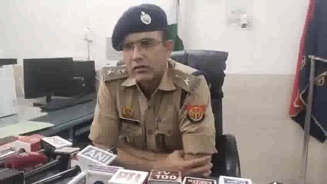 आगरा : नाबालिग दलित बच्ची से दुष्कर्म का मामला, 48 घंटे के अंदर दुष्कर्म का आरोपी गिरफ्तार, चाट का ठेला लगाने वाले नशेबाज ने किया दुष्कर्म, बहन संग सो रही बच्ची को उठा ले गया था दरिंदा। डीसीपी पश्चिमी ने खुलासे के लिए बनाई थी 5 टीमें, दिन रात छानबीन के बाद पुलिस को मिली सफलता, मुखबिर की सूचना पर खेरागढ़ लाल चौराहे से गिरफ्तार#police