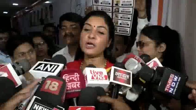 वाराणसी: नेशनल हेराल्ड मामले को लेकर कांग्रेस ने वाराणसी में जोरदार तरीके से मोर्चा खोला। महिला कांग्रेस की राष्ट्रीय अध्यक्ष अलका लांबा ने सोमवार को प्रेस कॉन्फ्रेंस की, जिसमें उनके साथ प्रदेश अध्यक्ष अजय राय भी मौजूद रहे।#politics