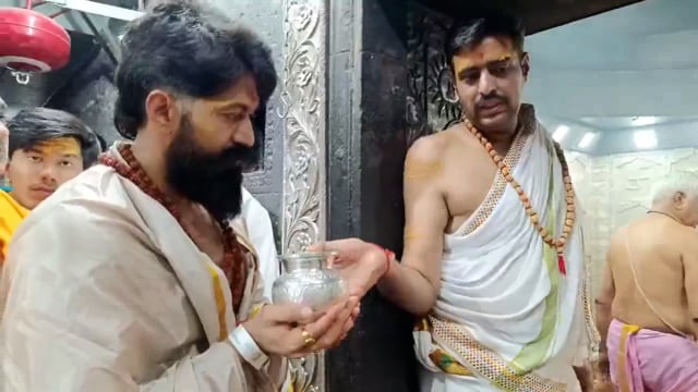 उज्जैन, मध्य प्रदेश: अभिनेता यश ने बाबा महाकालेश्वर मंदिर में पूजा-अर्चना की#entertainment