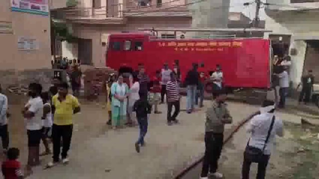मेरठ: पंखे का बक्सा बनाने वाली फैक्ट्री में सिलेंडर फटने से लगी भीषण आग, चार कर्मचारी झुलसे#fair