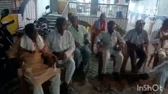 सूर्यगढ़ा -लोजपा जमुई सांसद श्री अरुण कुमार भारती के इंतजार में सूर्यगढ़ा लोजपा के कार्यकर्ता।