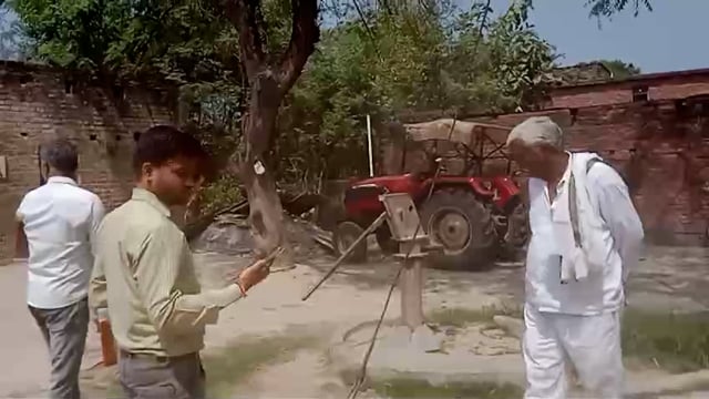 खराब हैंड पम्प के चलते गांव में पेयजल संकट पैदा हो गया है पेयजल टंकी के चलते जलस्तर नीचे खिसक रहा है 
