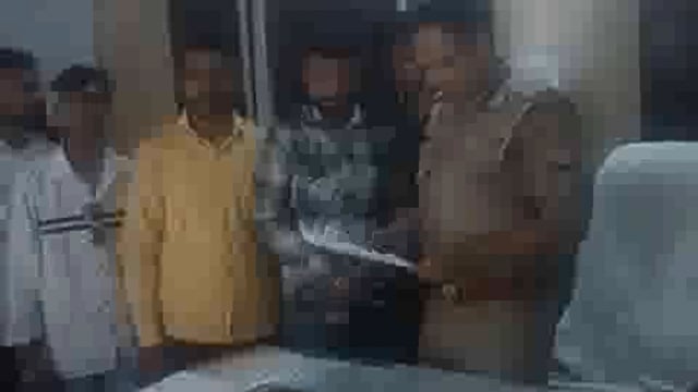 अनुराग कश्यप ने जो ब्राह्मण समाज को पर टिप्पणी किया है उसे लेकर आज विरोध प्रदर्शन किया है हिंदू रक्षा दल जिला अध्यक्ष मै