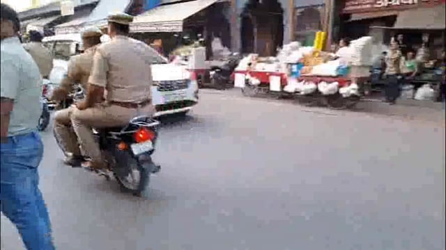 नवागत एसएसपी पहुंचे गोवर्धन, थाने का किया निरीक्षण, सात कोसीय परिक्रमा मार्ग का बाइक से लिया जायजा।