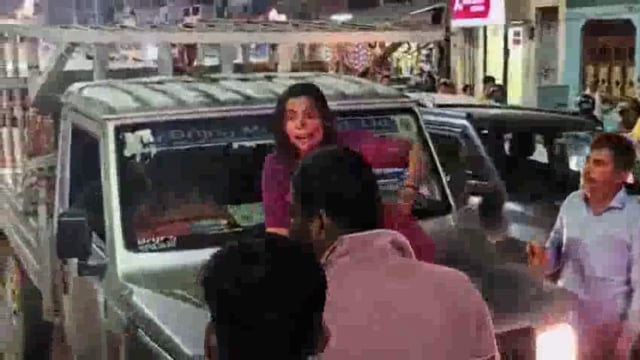 प्रयागराज में महिला का हाई वोल्टेज ड्रामा, सड़क पर कार की बोनट पर चढ़कर किया हंगामा#latest_news