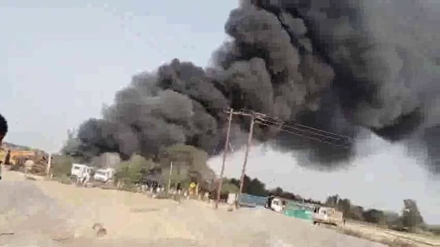 प्रतापगढ़: NHAI के प्लॉट में लगी भीषण आग, लाखों का तारकोल जलकर राख#latest_news