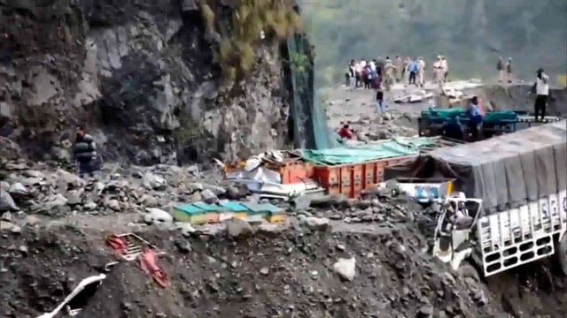 रामबन: भूस्खलन और खराब मौसम से जूझते हुए केला मोड़ पहुंचे उमर अब्दुल्ला, हालात का लिया जायजा#latest_news