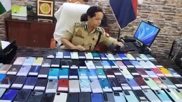 एसएसपी सुधा सिंह द्वारा पुलिस कार्यालय में खोए हुए 100 मोबाइल फोन को बरामद कर मोबाइल उनके स्वामियों को सुपुर्द किया। 