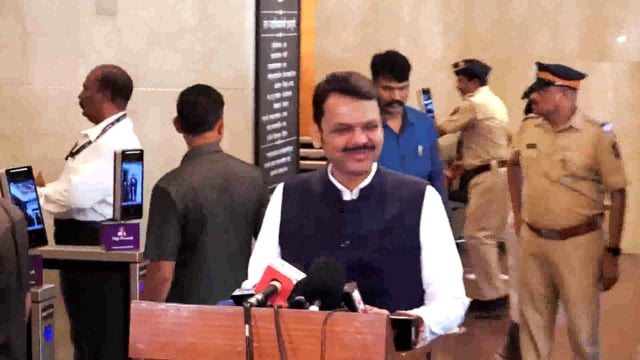 देवेंद्र फडणवीस, महाराष्ट्र के मुख्यमंत्री ने राहुल गांधी पर तंज कसते हुए कहा कि भारत के लोकतंत्र को बदनाम करने और विदेशी धरती पर झूठे बयान फैलाने की बार-बार की गई कोशिशों की कड़ी निंदा की जानी चाहिए।#politics