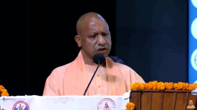 उत्तर प्रदेश के मुख्यमंत्री योगी आदित्यनाथ ने राष्ट्रीय स्वयंसेवक संघ, श्रद्धेय नानाजी देशमुख और राष्ट्रसंत ब्रह्मलीन महंत अवेद्यनाथ जी महाराज का आभार व्यक्त किया। उन्होंने कहा कि इन महान हस्तियों ने थारू समुदाय के बच्चों को शिक्षा प्रदान करने के लिए छात्रावास और स्कूल की व्यवस्था की, जिससे उनके जीवन में बदलाव आया और समाज में शिक्षा का स्तर बेहतर हुआ।#politics