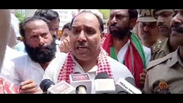 वाराणसी में इंडिया गठबंधन के कार्यकर्ताओं ने स्पा और बार के खिलाफ विरोध प्रदर्शन किया। इस प्रदर्शन का नेतृत्व समाजवादी पार्टी (सपा) महिला मोर्चा की प्रदेश अध्यक्ष ने किया। कार्यकर्ता प्रधानमंत्री नरेंद्र मोदी के संसदीय जनसंपर्क कार्यालय की ओर बढ़े, लेकिन पुलिस ने उन्हें कार्यालय से कुछ दूरी पर ही रोक लिया।#politics