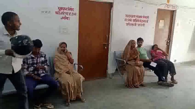 सीएचसी अमेठी में सुबह9.30तक डॉक्टर नदारद थे केवल अधिक्षक डॉ आलोक तिवारी थे मरीज परेशान थे 