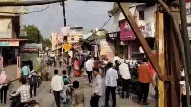 नगरपरिषदे समोर दोन गटात हाणामारी,हाणामारीचे कारण अस्पष्ट