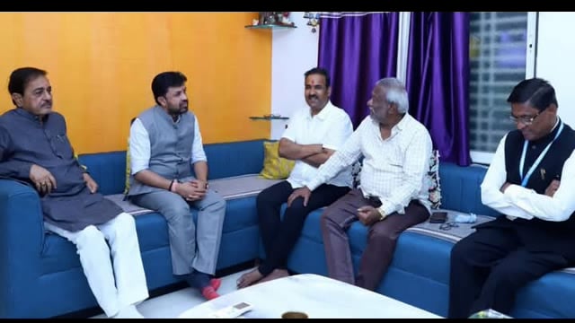 आमदार संजय बनसोडे यांनी लातूर जिल्हा परिषदेचे माजी उपाध्यक्ष रामचंद्र तिरुके यांच्या निवासस्थानी घेतली सदिच्छा भेट