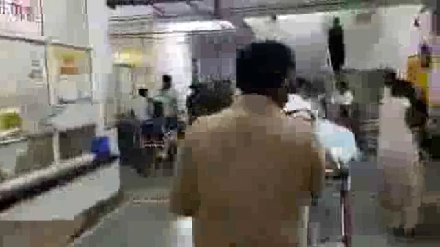 🆚...UP मे बाराबंकी जिले के मसौली थाना क्षेत्र के जबरपुरवा गांव में अचानक गैस सिलेंडर फटने से माँ रिंकी, शिवानी (8),महक (9 माह) की मौत हो गई।
राजकमल विश्वकर्मा (37) की पत्नी रिंकी (32) फूस के बने घर में चूल्हे पर खाना पका रही थीं। इसी दौरान गैस सिलेंडर से अचानक चिंगारी निकलने से आग लग गई, जिसने देखते ही देखते पूरे घर को चपेट में ले लिया। भीषण आग और घने धुएं के कारण घर में मौजूद 9 माह की मासूम महक, 8 साल की बेटी शिवानी और मां रिंकी को बाहर निकलने का मौका तक नहीं मिला और तीनों की मौके पर ही दर्दनाक मौत हो गई।