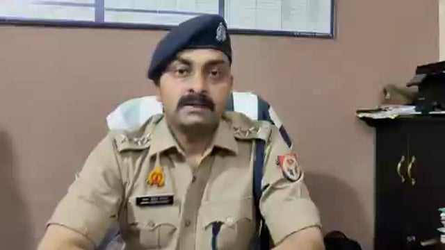 #Aligarhpolice 
थाना सिविल लाइन- JNMC कॉलेज का एक प्रकरण संज्ञान में आया है, लगभग 19.00 बजे छात्रों के दो पक्षों में आपस में वाद विवाद के कारण फायरिंग हुई, जिसमें 05 लोगो की गिरफ्तारी हो गई है, अस्लाह बरामद है, तहरीर प्राप्त कर अग्रिम विधिक कार्यवाही अमल में लाई जा रही है ।
इस संबंध में क्षेत्राधिकारी तृतीय श्री अभय कुमार पाण्डेंय द्वारा दी गई बाइट  @Uppolice
