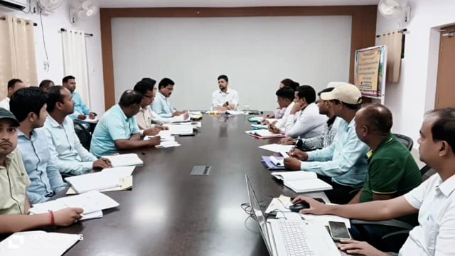 जिला पदाधिकारी ने शिक्षा विभाग की समीक्षा बैठक; दिए आवश्यक दिशा निर्देश