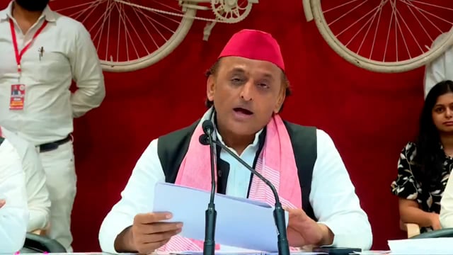 लखनऊ: समाजवादी पार्टी के प्रमुख अखिलेश यादव ने एक बार फिर केंद्र सरकार पर आंकड़ों को लेकर तीखा सवाल उठाया है। उन्होंने संसद में दिए गए बयानों और असल डेटा के बीच अंतर को लेकर सरकार की पारदर्शिता पर सवाल खड़े किए हैं।#politics