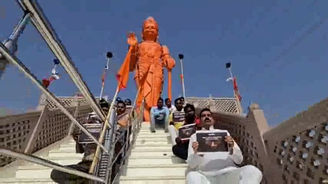 वाराणसी – जम्मू-कश्मीर के पहलगाम आतंकी हमले में मारे गए श्रद्धालु पर्यटकों को लेकर वाराणसी में गहरा आक्रोश देखा गया। 51 फीट के हनुमान मंदिर में एक श्रद्धांजलि सभा आयोजित की गई, जहां स्थानीय लोगों और विभिन्न संगठनों के प्रतिनिधियों ने दीपदान और मौन रखकर मृतकों की आत्मा को शांती की प्रार्थना की#accident