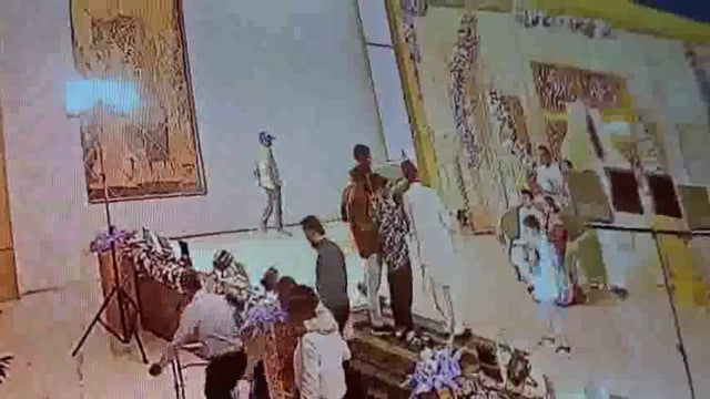 सुल्तानपुर – नगर के जेल रोड स्थित कुश कैसल मैरिज लॉन में आयोजित एक प्रीतिभोज कार्यक्रम के दौरान चोर ने गहनों से भरा बैग चोरी कर लिया। यह बैग पूर्व सीएमओ डॉ. सीबीएन त्रिपाठी के बेटे के कार्यक्रम में रखा हुआ था। घटना की जानकारी मिलने के बाद पुलिस और आयोजकों में हड़कंप मच गया।#police