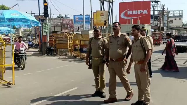 अयोध्या – जम्मू-कश्मीर के पहलगाम में हुए आतंकी हमले के बाद अयोध्या जिले में सुरक्षा बेहद कड़ी कर दी गई है। जिला प्रशासन ने हाई अलर्ट जारी कर दिया है और सभी प्रमुख प्रवेश द्वारों पर सुरक्षा बलों की तैनाती की गई है। सुरक्षा अधिकारियों का कहना है कि चरणबद्ध चेकिंग के साथ-साथ किसी भी संदिग्ध गतिविधि पर नजर रखी जा रही है।#police